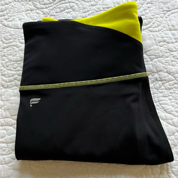 FABLETICS HIGH WAISTED MOTION 365 ZIP POCKET BLACK AND YELLOW COLOR SIZE MEDIUM - Picture 3 of 7